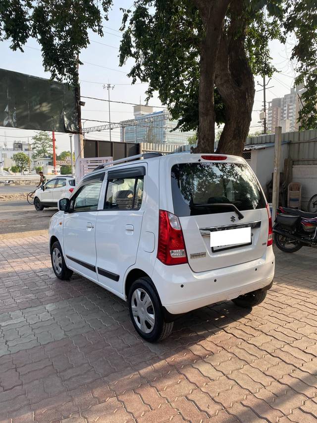https://images10.gaadi.com/usedcar_image/4539856/original/processed_f585097a-036d-4fc9-8d6f-191930b4e411.jpg?imwidth=6401