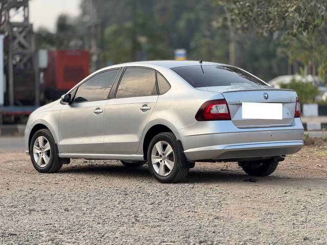 https://images10.gaadi.com/usedcar_image/4539897/original/processed_7158b82f-64f7-4247-9bd1-379d95b71693.jpg?imwidth=6402