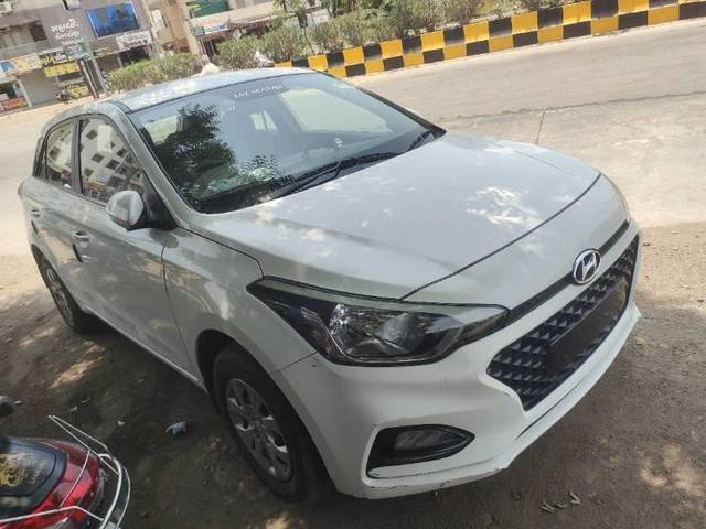 https://images10.gaadi.com/usedcar_image/4539928/original/processed_3633036d-7b00-46ce-b847-0d9aa7f08158.jpg?imwidth=6400