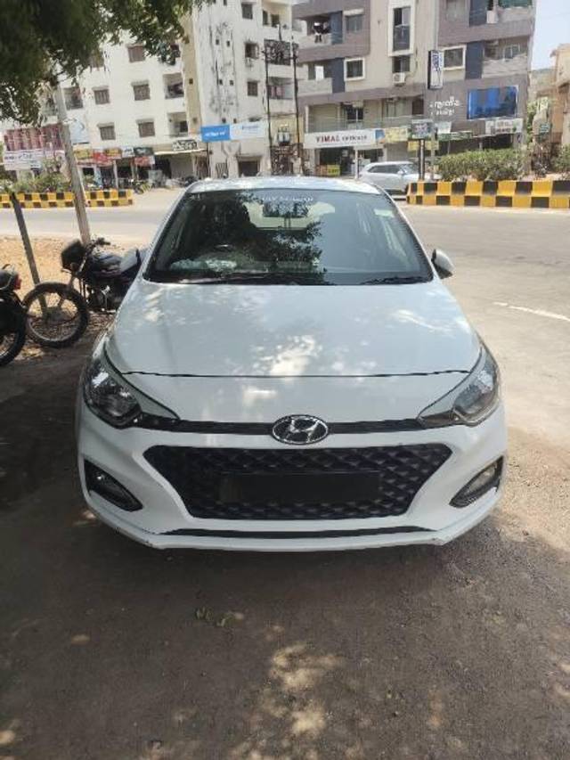 https://images10.gaadi.com/usedcar_image/4539928/original/processed_ed78829e-e990-49bd-b0ad-0df137331a42.jpg?imwidth=6401