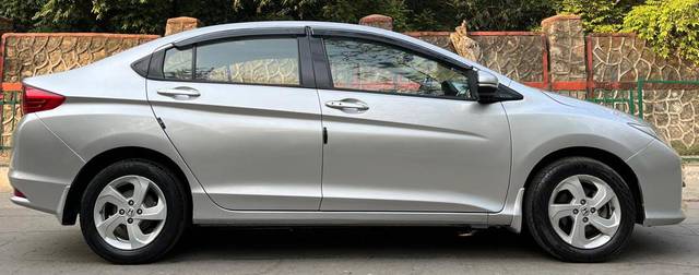 https://images10.gaadi.com/usedcar_image/4539969/original/98fbfe0e1b4c797ff69a4f0ab3e04d14.jpg?imwidth=6401