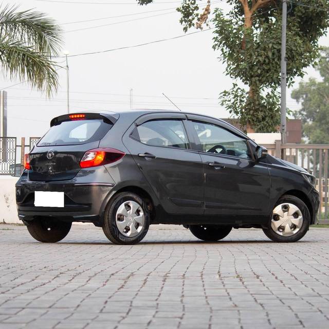 https://images10.gaadi.com/usedcar_image/4540034/original/processed_9713888de938d1a046e566bc71eab403.jpg?imwidth=6402