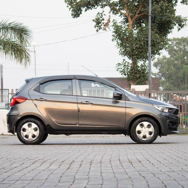 https://images10.gaadi.com/usedcar_image/4540034/original/processed_d5f55a094f257d607828a19e8bff536b.jpg?imwidth=6401