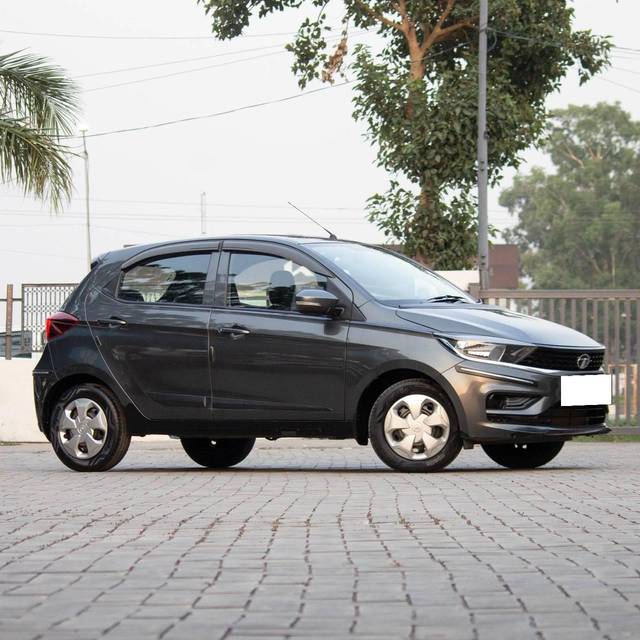 https://images10.gaadi.com/usedcar_image/4540034/original/processed_d9c0e876289bde3d4a9472fd028292b6.jpg?imwidth=6400