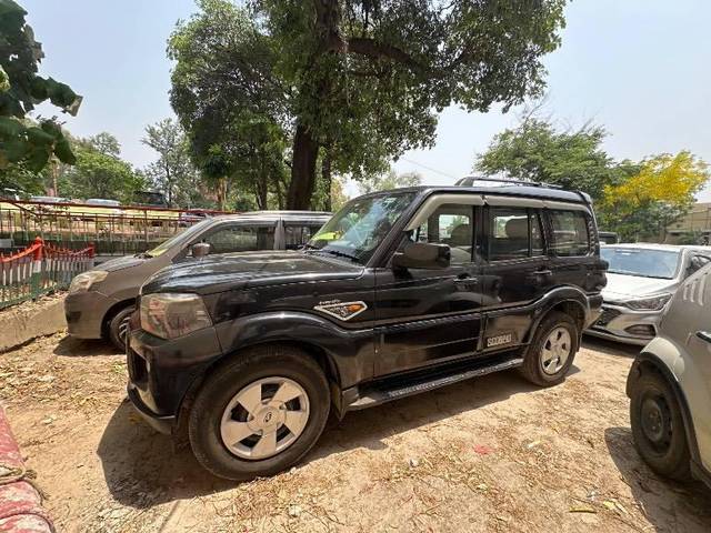 https://images10.gaadi.com/usedcar_image/4540035/original/processed_03799701-0154-41ce-9de1-7e2683b4ae2a.jpg?imwidth=6402