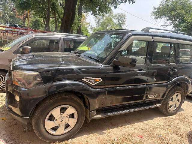 https://images10.gaadi.com/usedcar_image/4540035/original/processed_46c2db63-2e33-4561-93b9-1d6087c58a9e.jpg?imwidth=6400