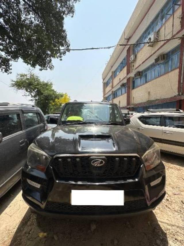 https://images10.gaadi.com/usedcar_image/4540035/original/processed_7f9f902e-f5a6-4b8f-a9f2-1f7f5c1293d6.jpg?imwidth=6401