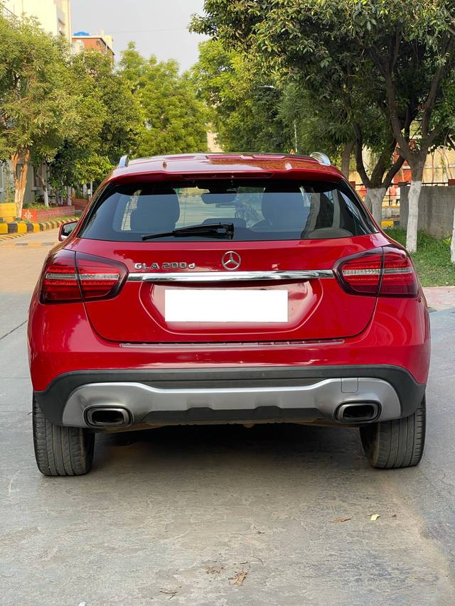 https://images10.gaadi.com/usedcar_image/4540046/original/processed_886687b411fe16e0eb7f2d06b44176f9.jpg?imwidth=6402