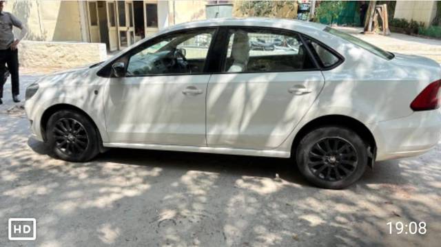 https://images10.gaadi.com/usedcar_image/4540135/original/processed_bcb821f9-5f9b-4836-bc1e-5fb3f2a47206.jpg?imwidth=6400