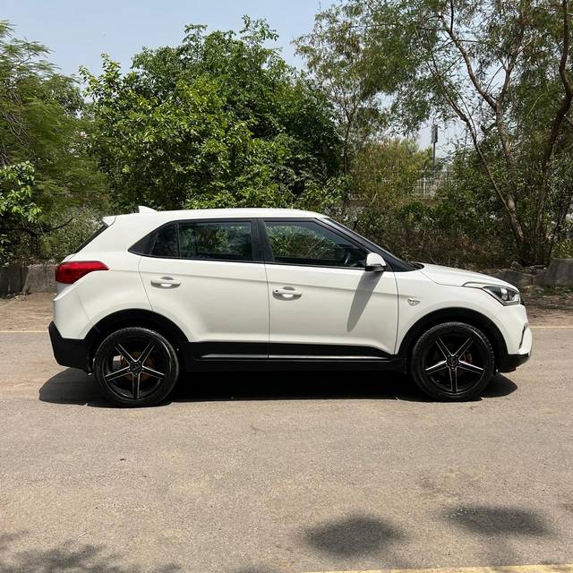 https://images10.gaadi.com/usedcar_image/4540172/original/48c021ad7f682fb994b2b30571a78756.jpg?imwidth=6401