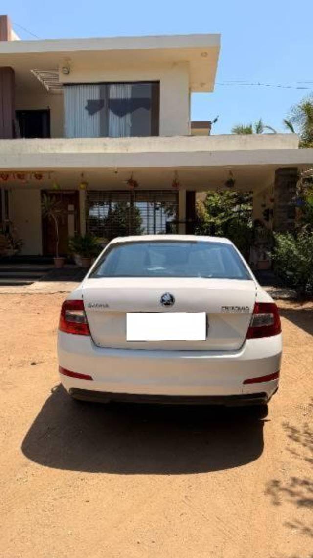 https://images10.gaadi.com/usedcar_image/4540180/original/processed_3063caff-6a9d-45d1-b383-91df96e033ab.jpg?imwidth=6402
