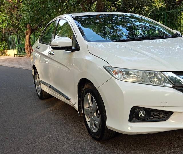 https://images10.gaadi.com/usedcar_image/4540335/original/42dc32f3d7b3fedddb8ddf8a12d2fb2b.jpg?imwidth=6400