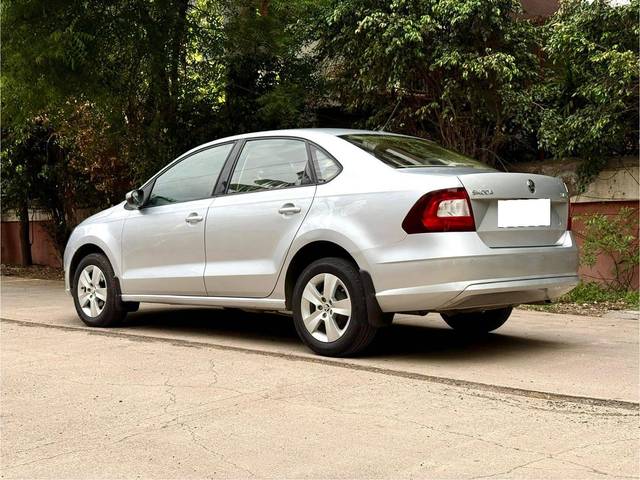 https://images10.gaadi.com/usedcar_image/4540362/original/processed_a4c343af4b1c1257fdc144fb74217bc8.jpg?imwidth=6402