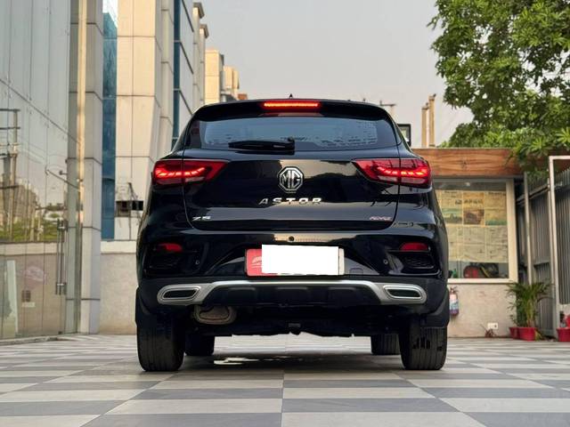 https://images10.gaadi.com/usedcar_image/4540432/original/processed_fe01cab1f312d5a14da0ad872a274751.jpg?imwidth=6402