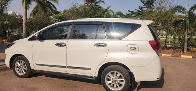 https://images10.gaadi.com/usedcar_image/4540475/original/processed_4ba390bf-b15a-4f10-97d4-1e9b04d8418c.jpg?imwidth=6402