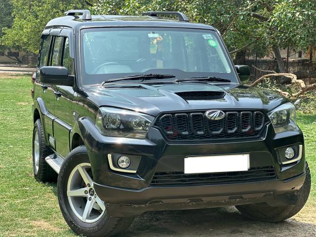 https://images10.gaadi.com/usedcar_image/4540478/original/processed_1b8232206471bbc9c280514e43cc16ce.jpg?imwidth=6400