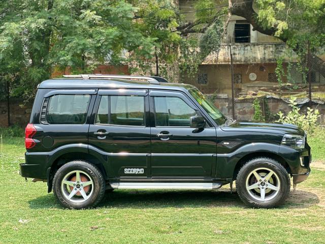 https://images10.gaadi.com/usedcar_image/4540478/original/processed_bee0cddcf5147565601f73fcb07fc904.jpg?imwidth=6401