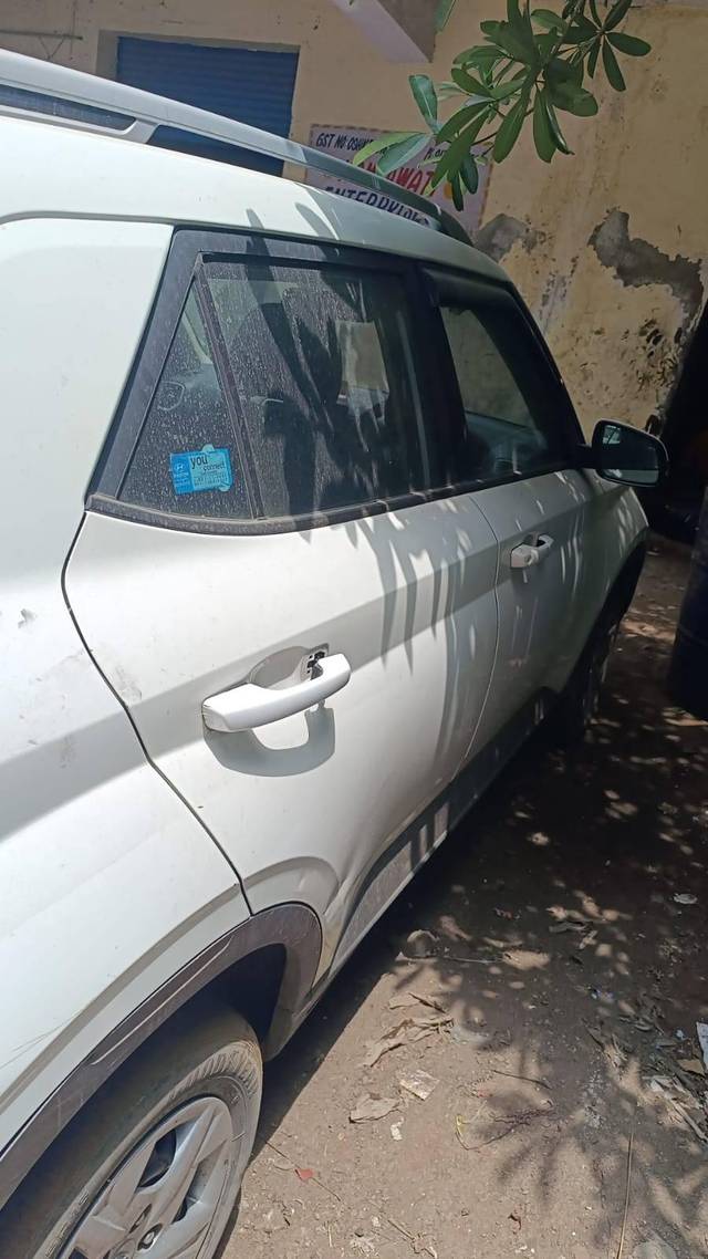 https://images10.gaadi.com/usedcar_image/4540502/original/processed_39ffce79-46d0-46b9-a751-560cd1705597.jpg?imwidth=6400
