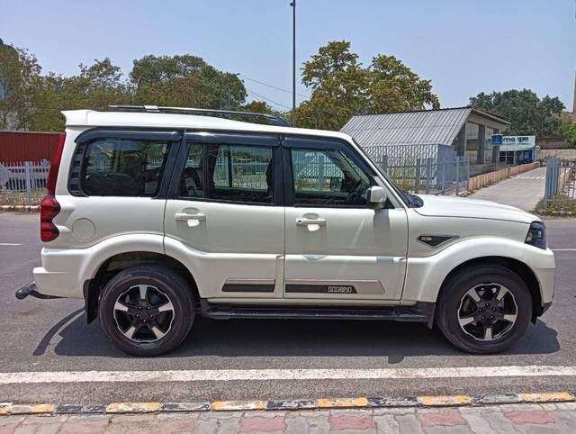 https://images10.gaadi.com/usedcar_image/4540573/original/processed_d2cdb30f935ef6b0e84313a8f3d17866.jpg?imwidth=6401