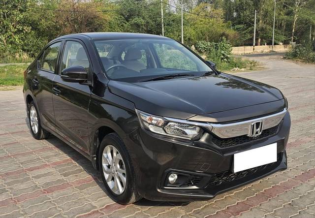 https://images10.gaadi.com/usedcar_image/4540608/original/processed_bafae6aa6aef243b816bb3646280b14f.jpg?imwidth=6400