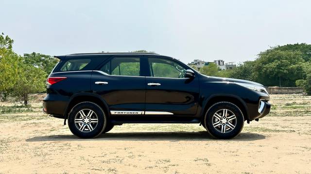 https://images10.gaadi.com/usedcar_image/4540685/original/processed_2be1ce59f25926bc715cfa9ba7acc4ae.jpg?imwidth=6401
