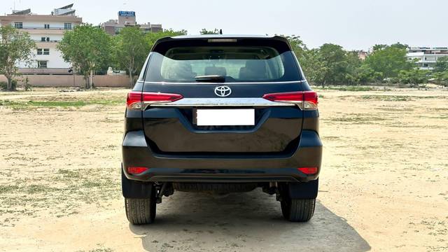 https://images10.gaadi.com/usedcar_image/4540685/original/processed_33e086bc35fb1bf125e4ae7d72fb794b.jpg?imwidth=6402