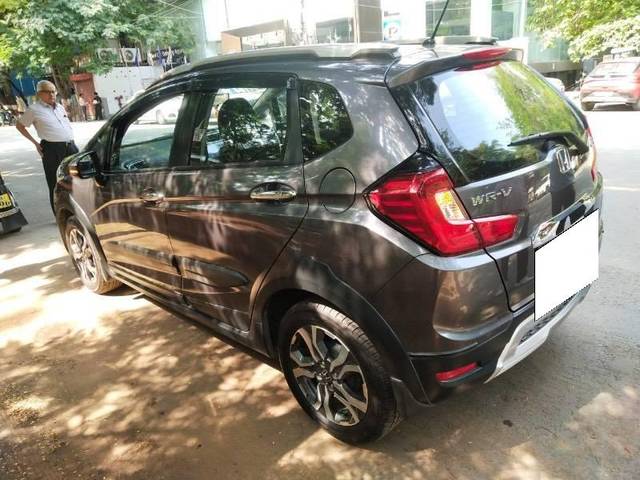 https://images10.gaadi.com/usedcar_image/4540716/original/processed_379f534f-d7cd-4700-a3b4-fb33deb348ff.jpg?imwidth=6402