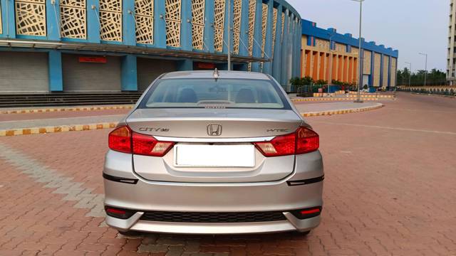 https://images10.gaadi.com/usedcar_image/4540725/original/processed_458d117c00a4a0aca2818d30178b8d5f.jpg?imwidth=6402
