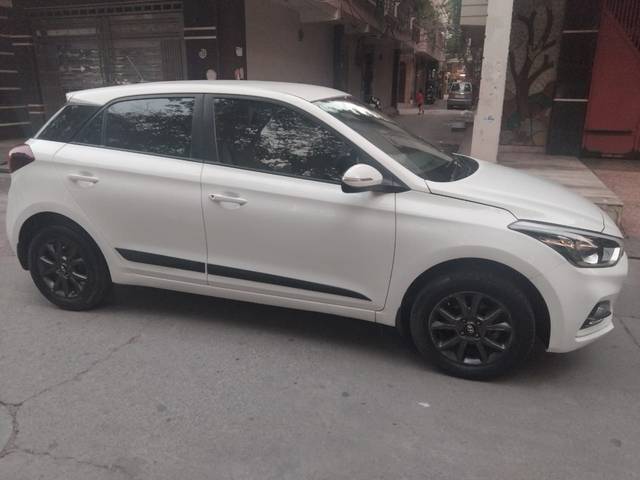 https://images10.gaadi.com/usedcar_image/4540873/original/72677753eb041c50fd187cd5b96c17ed.jpg?imwidth=6401