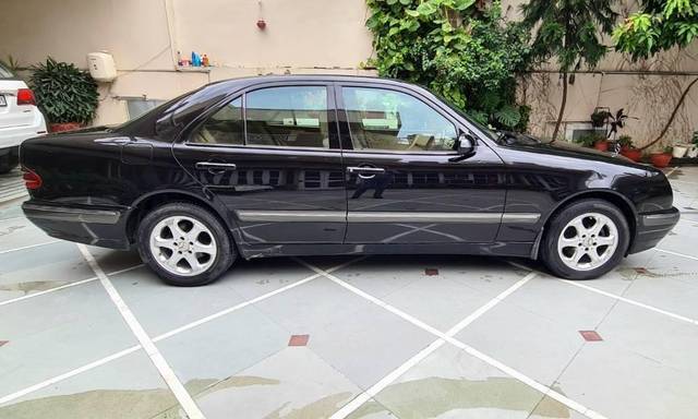 https://images10.gaadi.com/usedcar_image/4540976/original/processed_752fa2bd-32db-4581-af8c-9496953e3f60.jpg?imwidth=6401