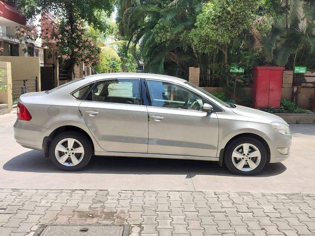 https://images10.gaadi.com/usedcar_image/4540985/original/processed_91c025f1d77187c6e824f2d24b269084.jpg?imwidth=6401