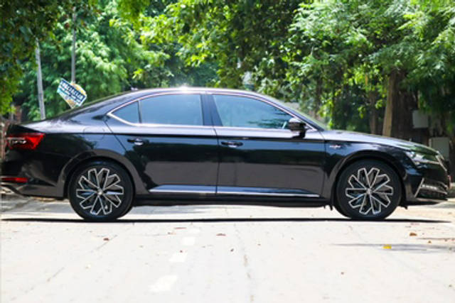 https://images10.gaadi.com/usedcar_image/4541058/original/cfcad3783640359ce56e85f487119fb7.jpg?imwidth=6401