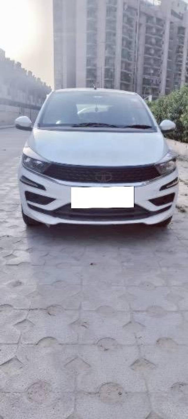 https://images10.gaadi.com/usedcar_image/4541060/original/processed_6ba17e96-964d-4c28-954f-5d9578ba54b2.jpeg?imwidth=6400