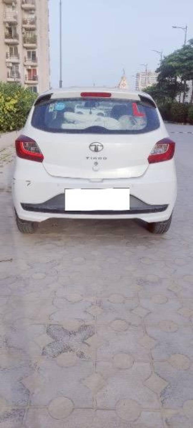 https://images10.gaadi.com/usedcar_image/4541060/original/processed_caea2a83-faf4-4b87-a914-97c290b1a684.jpeg?imwidth=6401