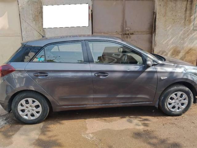 https://images10.gaadi.com/usedcar_image/4541153/original/processed_14307d15-a72e-45a3-917e-6d83f005d9ea.jpg?imwidth=6402