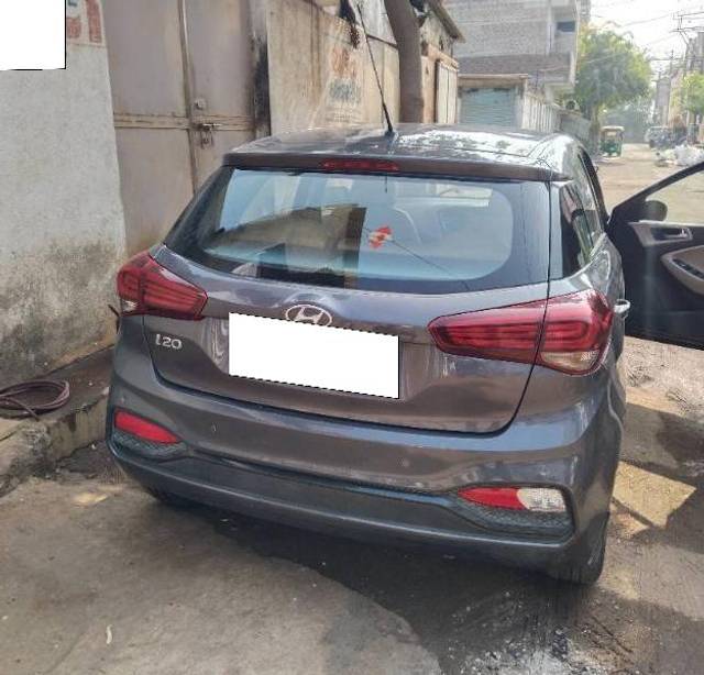 https://images10.gaadi.com/usedcar_image/4541153/original/processed_7bb2f6b6-bbf2-4efb-b403-6933a8e37595.jpg?imwidth=6400