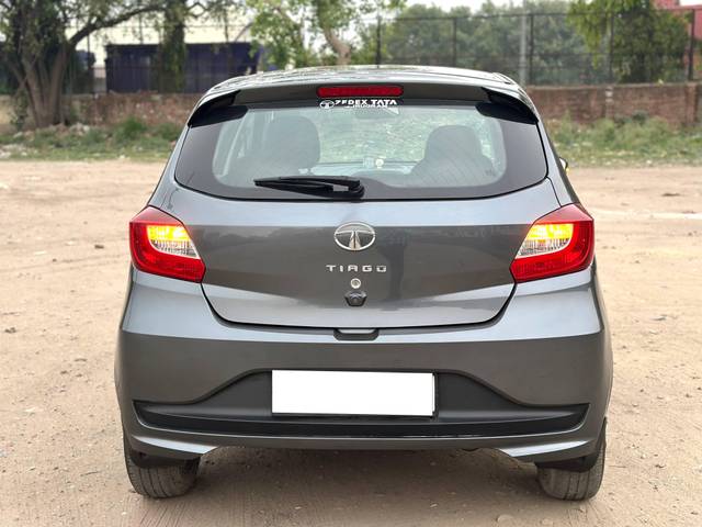 https://images10.gaadi.com/usedcar_image/4541198/original/processed_c8d09dac-398a-4b59-9479-9a5f60243506.jpg?imwidth=6402