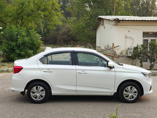 https://images10.gaadi.com/usedcar_image/4541258/original/96b344836fa0d9117eed729605f5d0ba.jpg?imwidth=6401