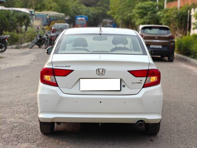 https://images10.gaadi.com/usedcar_image/4541258/original/processed_012fbc7db10acf2da6ba577f9aac36b0.jpg?imwidth=6402