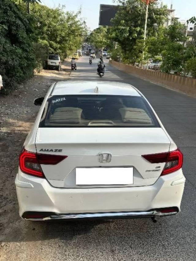 https://images10.gaadi.com/usedcar_image/4541303/original/processed_1a23ea47-7641-4699-ac28-31eccf99ff80.jpeg?imwidth=6402
