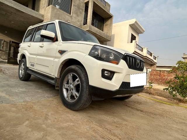 https://images10.gaadi.com/usedcar_image/4541435/original/processed_119bca01-d06a-44c8-8498-0c0a80f05f89.jpeg?imwidth=6400