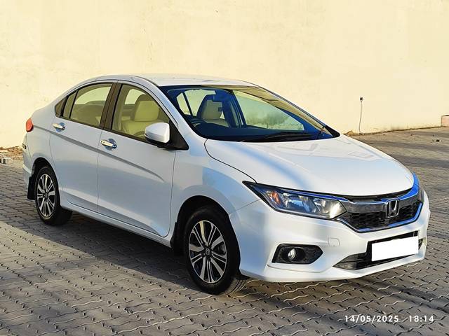 https://images10.gaadi.com/usedcar_image/4541496/original/processed_588c684dd14fcb0ca66cd341af4cb4ae.jpeg?imwidth=6400