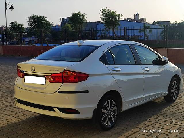 https://images10.gaadi.com/usedcar_image/4541496/original/processed_6213456bb068f20a9166298d9a39d28d.jpeg?imwidth=6401