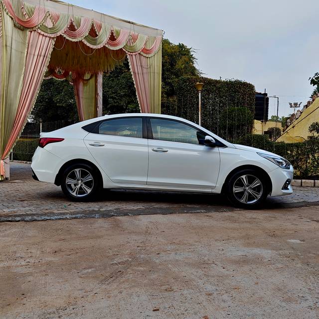 https://images10.gaadi.com/usedcar_image/4541542/original/294d6a3b603f9fbab957b0a530ddc286.jpg?imwidth=6401