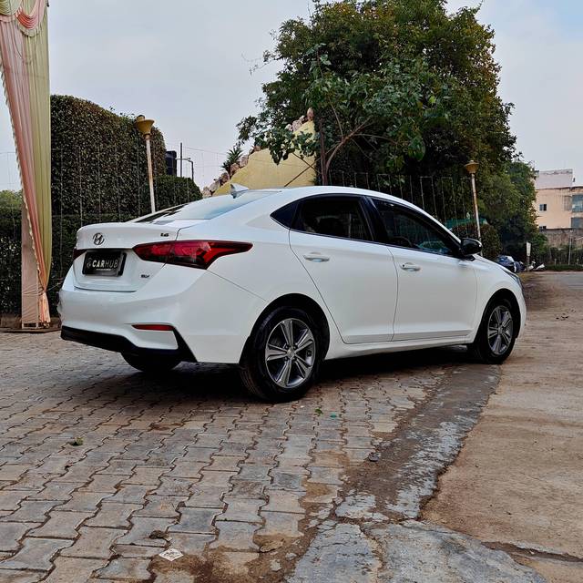 https://images10.gaadi.com/usedcar_image/4541542/original/processed_8357d19dacc38f05c57dc8f7b280149d.jpg?imwidth=6402