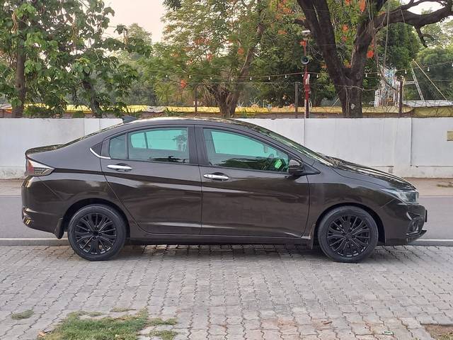 https://images10.gaadi.com/usedcar_image/4541605/original/878fc09e5faeaa0ab80adb8bd99f3609.jpg?imwidth=6401