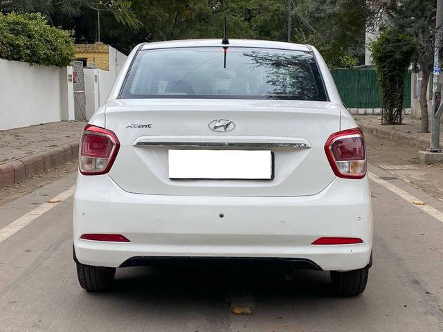 https://images10.gaadi.com/usedcar_image/4541606/original/processed_59f01a19e0c1c269b3ea17e36a5a48a9.jpg?imwidth=6402