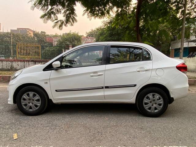 https://images10.gaadi.com/usedcar_image/4541607/original/550195bc6af2f3d3b7d724dabe95b84f.jpg?imwidth=6402