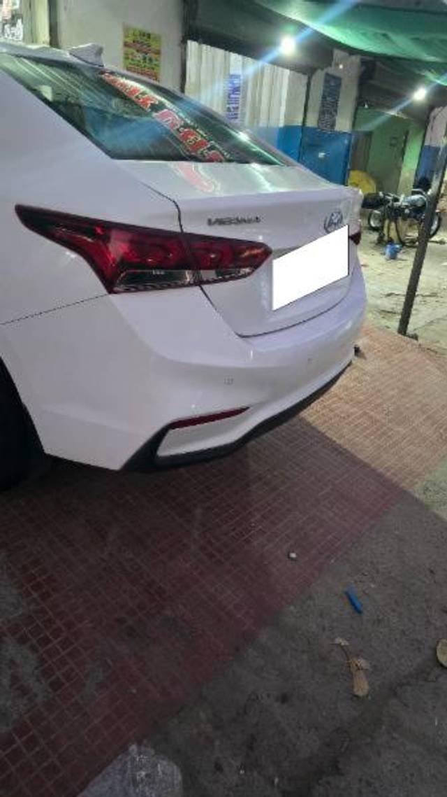 https://images10.gaadi.com/usedcar_image/4541747/original/processed_53133702-0107-47fb-bc9a-12e8863f3783.jpg?imwidth=6401