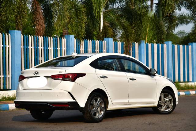 https://images10.gaadi.com/usedcar_image/4541782/original/processed_994b5de2326f1f21dba77473f7f731ea.jpg?imwidth=6402